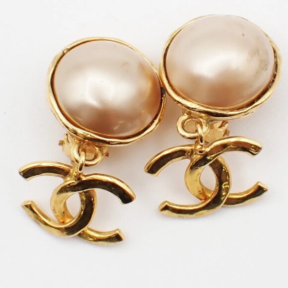 CHANEL CC Logo Immitation Pearl Swing Earrings 93P Gold France Vintage 82RL406 - Picture 1 of 9